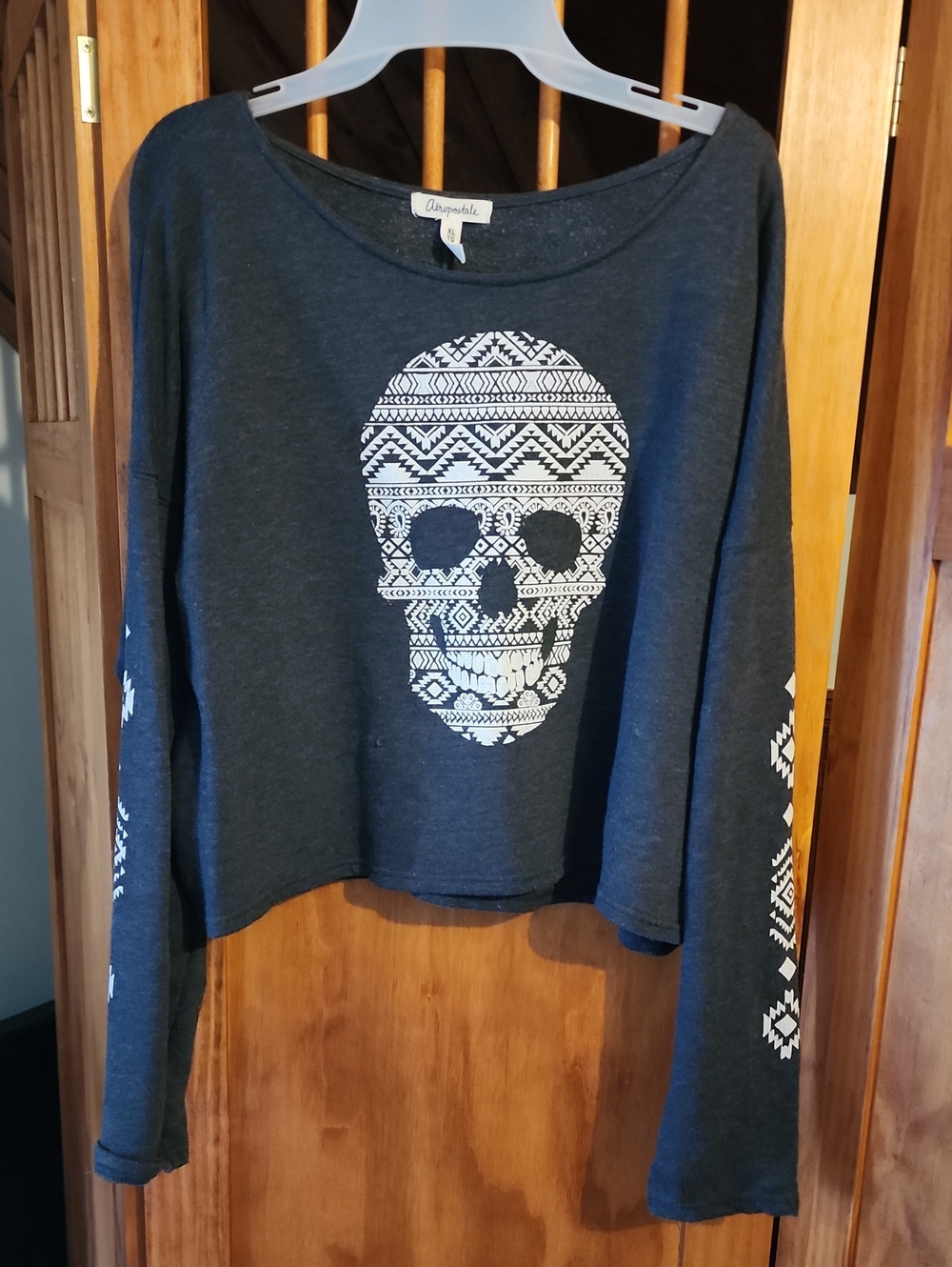 Aeropostale Charcoal Gray Skull Graphic Long Sleeve Crop Top